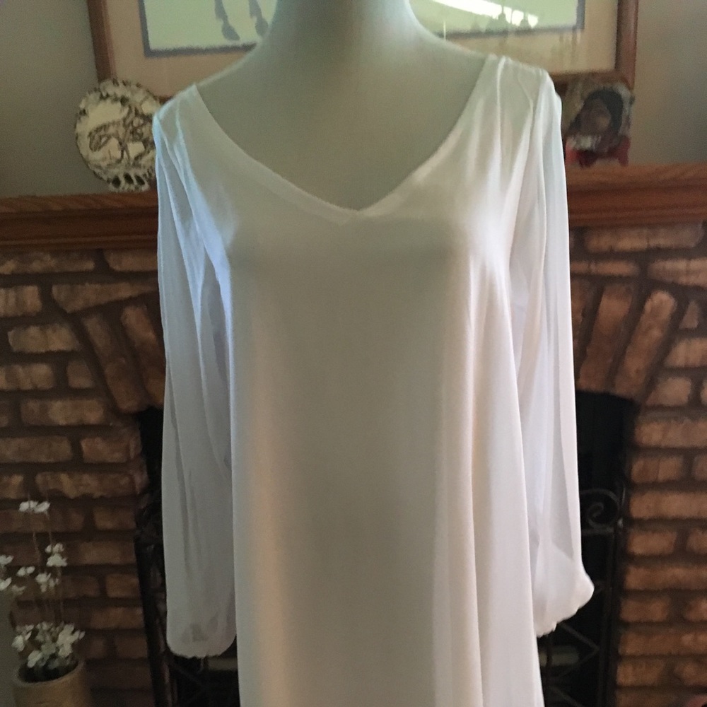 White tunic, open sleeves